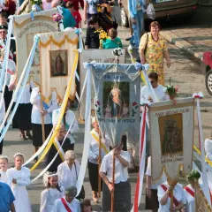 Procesja z chorągwiami. Czy Boże Ciało jest dniem wolnym od pracy? Tak, to święto kościelne, wolne od pracy.
