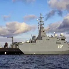 ORP Kormoran, okręt patrolowy nr 601, na wzburzonym morzu pod pochmurnym niebem.