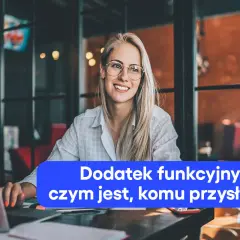Uśmiechnięta blondynka w okularach pracuje przy laptopie. Na ekranie widnieje napis "Dodatek funkcyjny – czym jest, komu przysługuje".