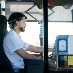 Mężczyzna za kierownicą autobusu. Zastanawiasz się, ile zarabia kierowca autobusu?