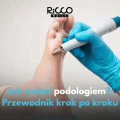Ręka w niebieskiej rękawiczce używa frezarki do stóp. Dowiedz się, jak zostać podologiem, krok po kroku.