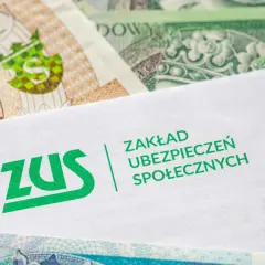 ZUS i polskie banknoty. Dokument z logo ZUS sugeruje sprawy związane z zasiłkiem chorobowym.