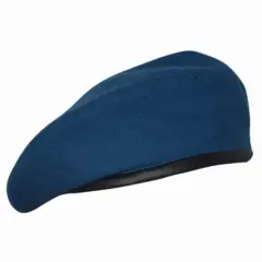 Eleganckie, niebieskie berety z czarną lamówką, idealne do stylizacji.