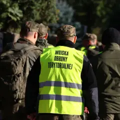 Żołnierze Wojsk Obrony Terytorialnej w kamizelkach odblaskowych, gotowi na misję. Nawet w trudnych warunkach, ich dieta zagraniczna jest dobrze zaplanowana.