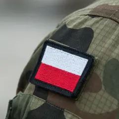 Emblemat Polski na mundurze. Zastanawiasz się, ile wynosi emerytura wojskowa po 15 latach służby?