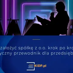 Sylwetka przedsiębiorcy analizuje dokumenty, przygotowując się do założenia spółki z o.o. Praktyczny przewodnik.