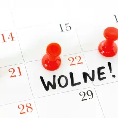 Kalendarz z zaznaczonymi dniami i napisem "Wolne!". Czerwone pinezki wskazują na dni wolne, zapowiadając nadchodzącą **przerwę świąteczną**.