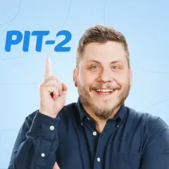 Uśmiechnięty mężczyzna wskazuje palcem na napis PIT-2. Dowiedz się, jak wypełnić PIT-2 do 26 roku życia.