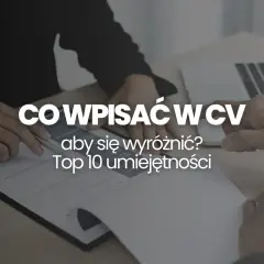 Ręce przeglądają CV, szukając kluczowych umiejętności, takich jak leadership, by wyróżnić się na rynku pracy.