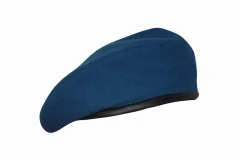 Eleganckie, niebieskie berety z czarną lamówką, idealne do stylizacji.