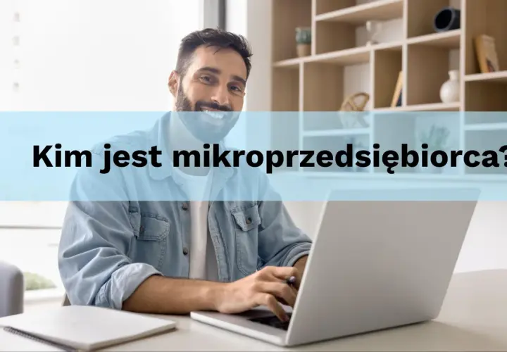 Uśmiechnięty mężczyzna pracuje przy laptopie. Kim jest mikroprzedsiębiorca? To pytanie widoczne na ekranie.
