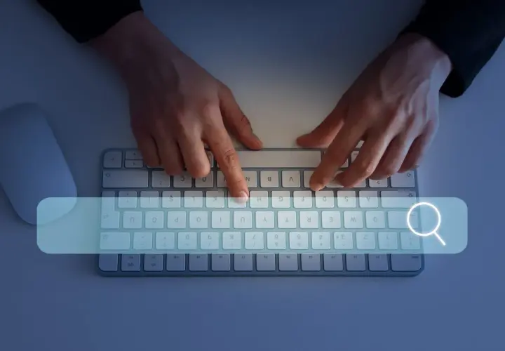 Ręce wpisują w wyszukiwarkę "jak sprawdzić swój NIP". Obok klawiatury leży myszka.