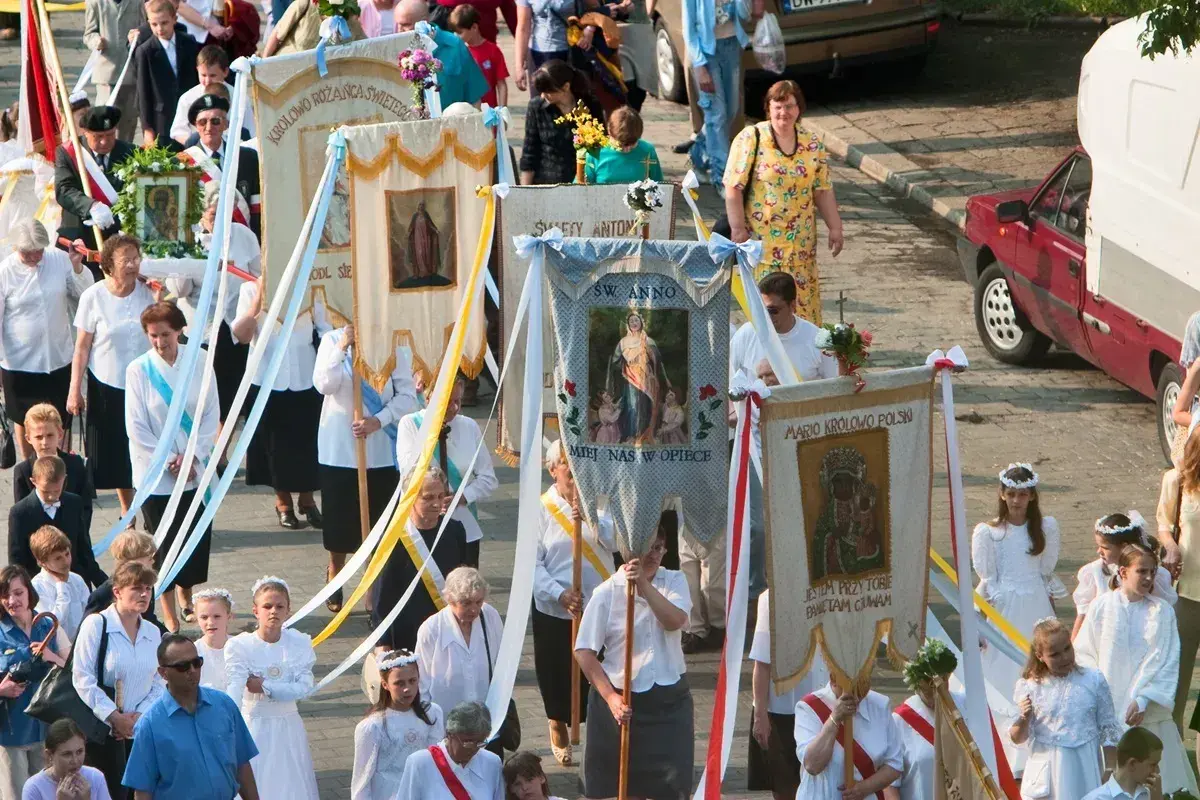 Procesja z chorągwiami. Czy Boże Ciało jest dniem wolnym od pracy? Tak, to święto kościelne, wolne od pracy.