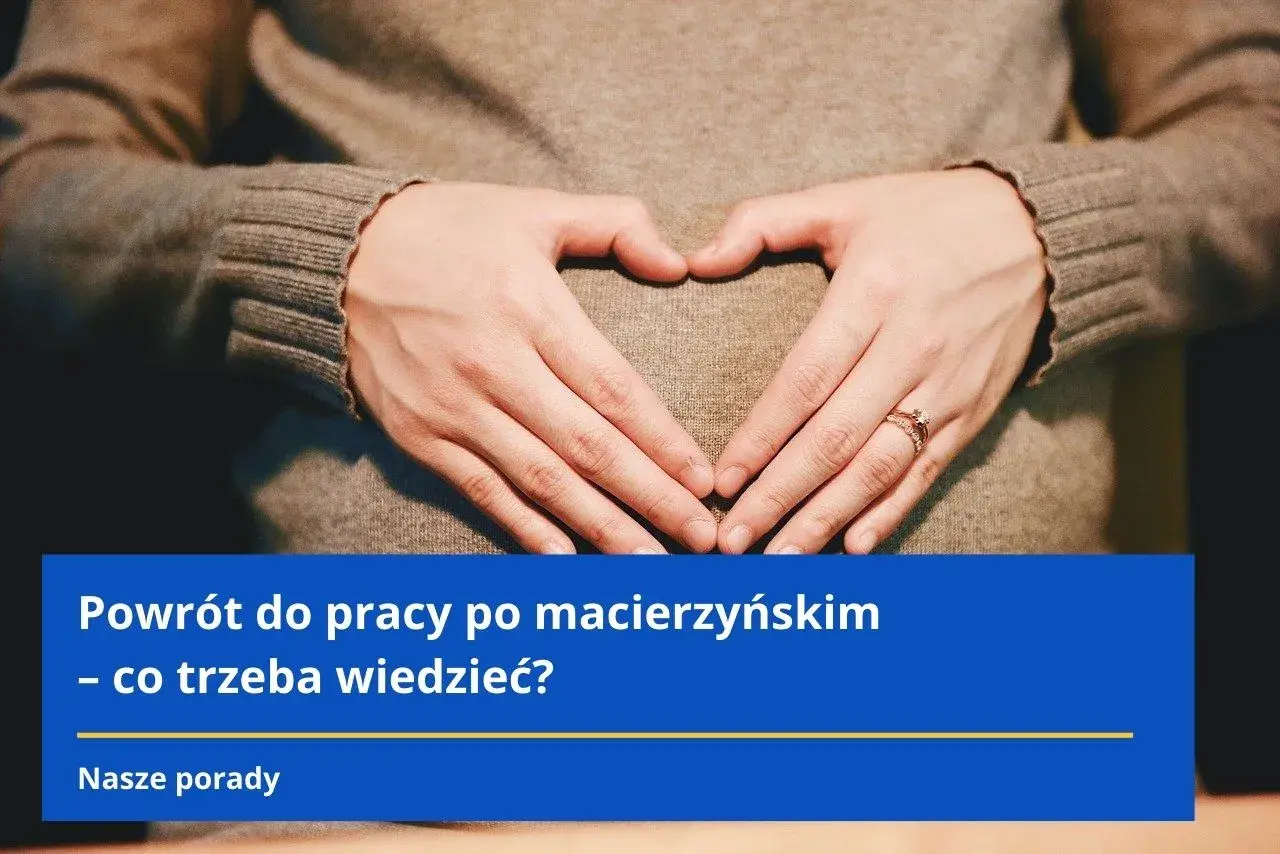 Dłonie tworzą serce na brzuchu, symbolizując powrót do pracy po urlopie macierzyńskim i 12-miesięczny okres ochronny.