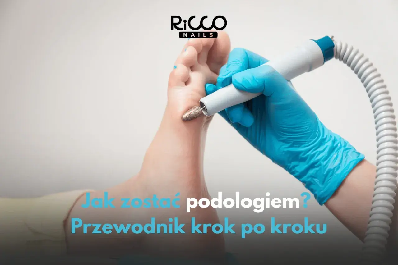 Ręka w niebieskiej rękawiczce używa frezarki do stóp. Dowiedz się, jak zostać podologiem, krok po kroku.