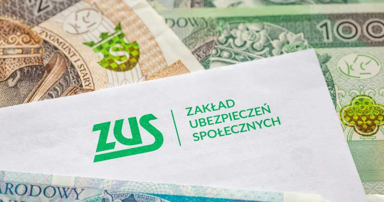 ZUS i polskie banknoty. Dokument z logo ZUS sugeruje sprawy związane z zasiłkiem chorobowym.