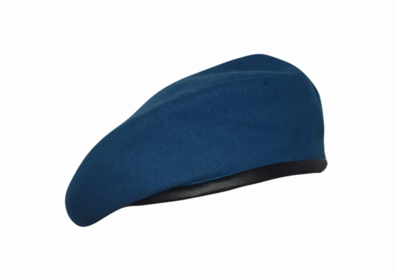Eleganckie, niebieskie berety z czarną lamówką, idealne do stylizacji.
