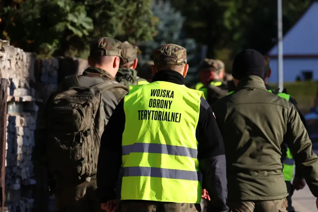 Żołnierze Wojsk Obrony Terytorialnej w kamizelkach odblaskowych, gotowi na misję. Nawet w trudnych warunkach, ich dieta zagraniczna jest dobrze zaplanowana.