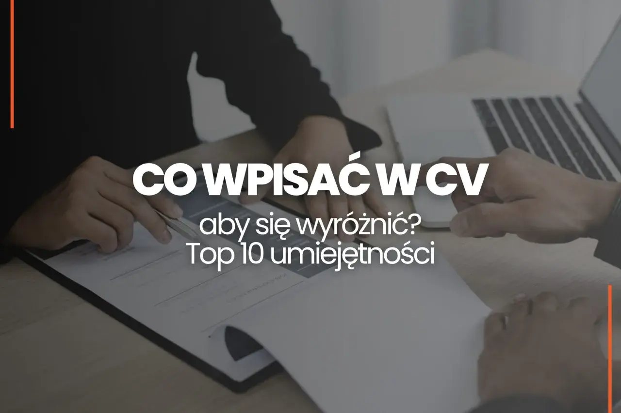 Ręce przeglądają CV, szukając kluczowych umiejętności, takich jak leadership, by wyróżnić się na rynku pracy.