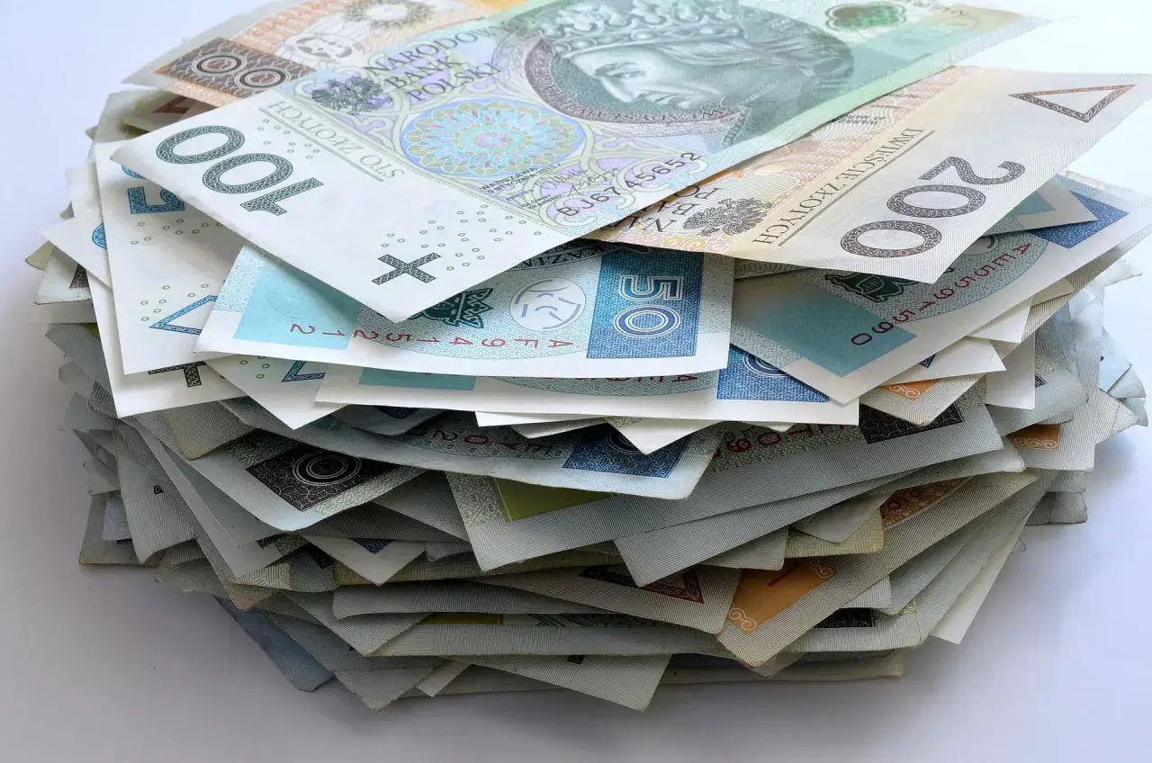Stos polskich banknotów: 100, 200, 50 zł. Czy to wystarczy na najniższą krajową na godzinę?