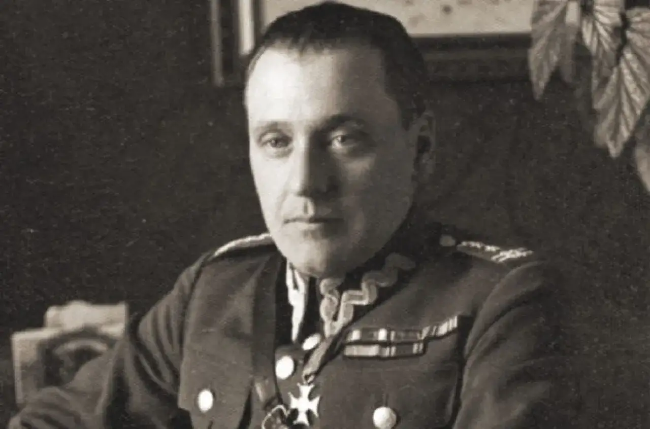 Portret gen. Maczka w mundurze wojskowym, ozdobionym medalami.