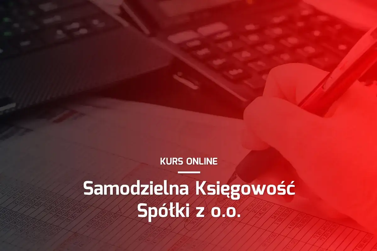 Kurs księgowości online: samodzielna księgowość spółki z o.o. Dłoń pisze na arkuszu kalkulacyjnym.