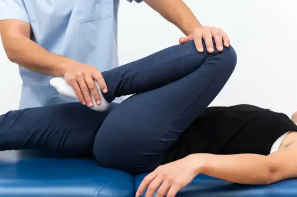 Fizjoterapeuta wykonuje ćwiczenia z pacjentem. Dowiedz się, jak zostać fizjoterapeutą i pomagać innym w powrocie do zdrowia.
